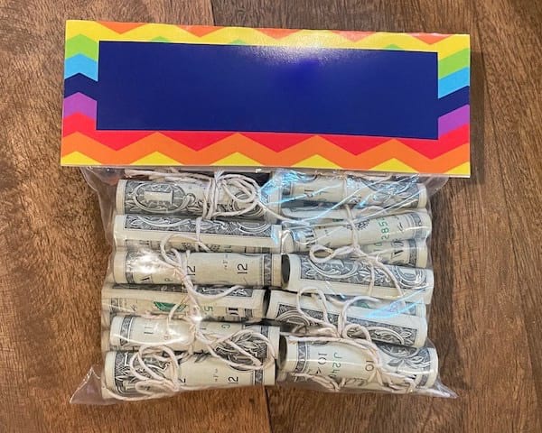 Pleins de dollars dans un sachet de pâtes 