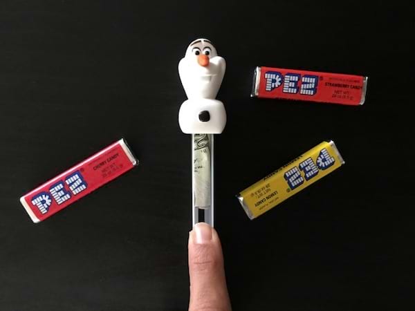 Un dollar mit dans une tirette de bonbon pez-ent