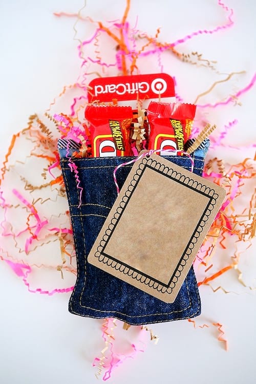 Un porte-monnaie de poche avec des friandises à l'intérieur 