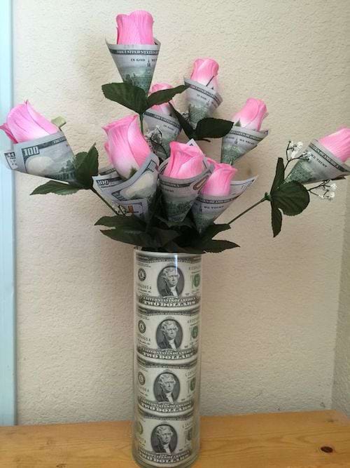 Plusieurs dollars dans un vase et en forme de fleurs 