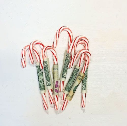 Plusieurs dollars qui entourent des sucres d'orges