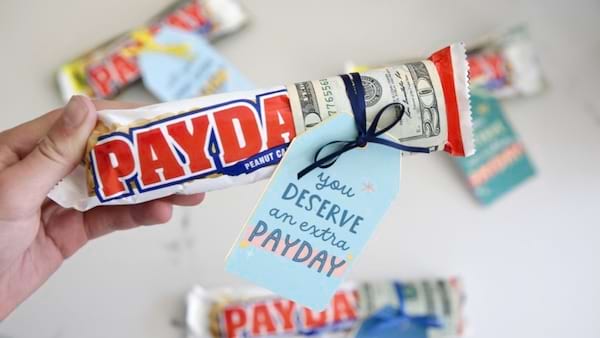Un dollar attaché sur une barre chocolatée "payday"