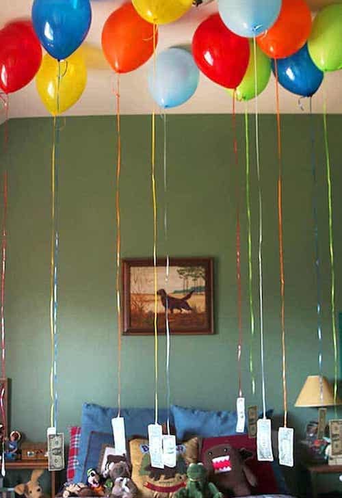 Des dollars qui sont suspendues du plafond avec des ballons 