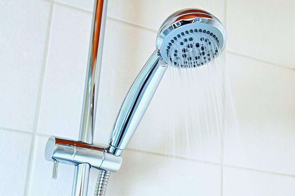 Un jet d'eau dans une douche avec l'eau activée