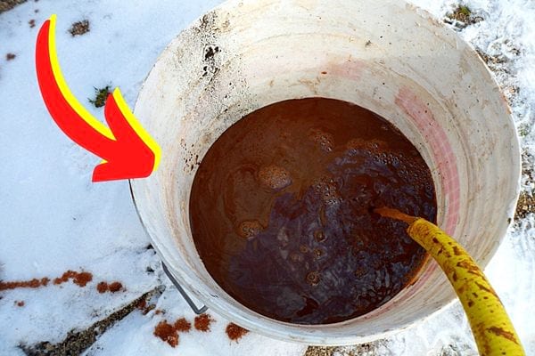 De l'eau sale d'un radiateur qui sort d'un tuyau 
