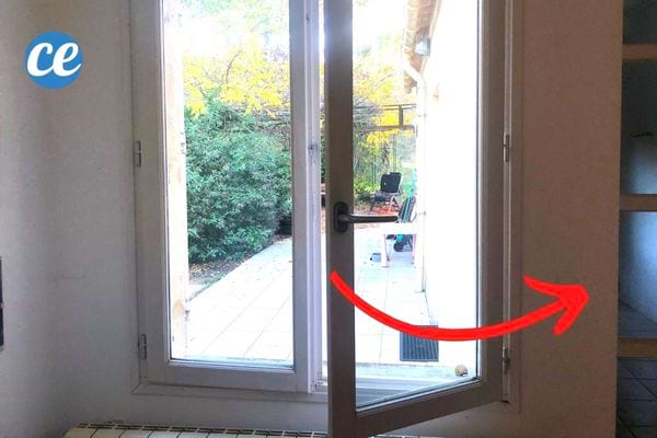 Une fenêtre de maison ouverte 