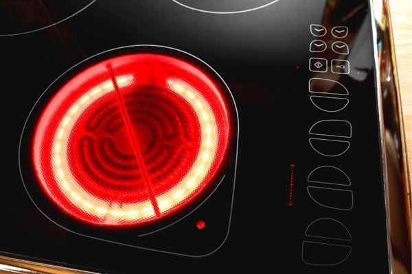 Un feu allumé sur une plaque en vitrocéramique