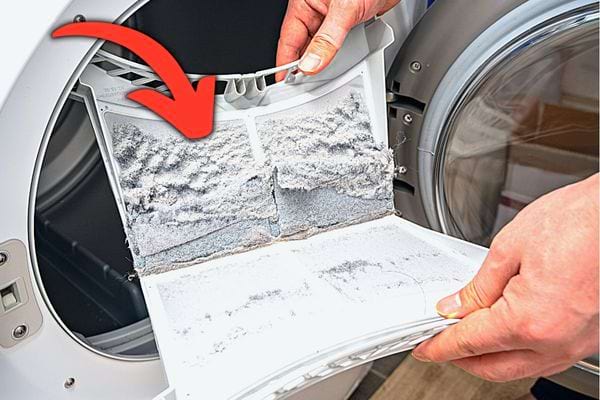 Un filtre à résidus d'un sèche-linge tout sale 