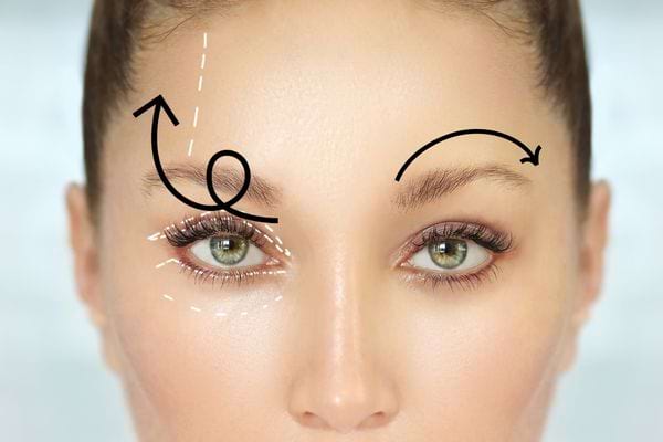 Deux flèches noires sur le visage d'une femme blanche avec des traits blancs pointillés