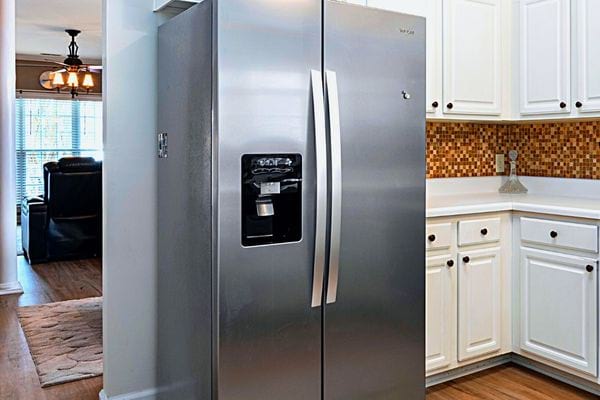 Un frigo en aluminium dans la cuisine
