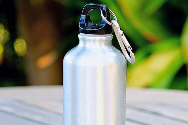 Une gourde en aluminium