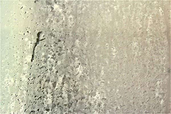 Des gouttes d'eau dans une douche