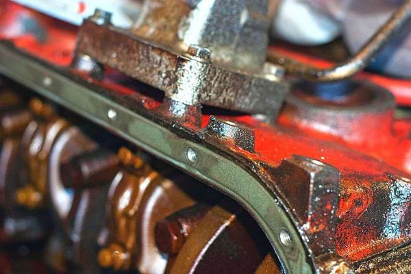 Une machine rouge avec de la graisse dessus