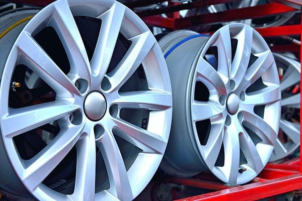 Plusieurs jantes de voiture en aluminium