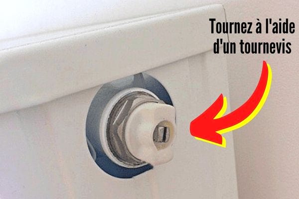 Un levier de radiateur à tourner à l'aide d'un tournevis