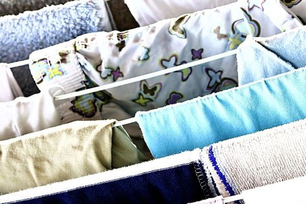 Des linges qui sont étendues sur un séchoir