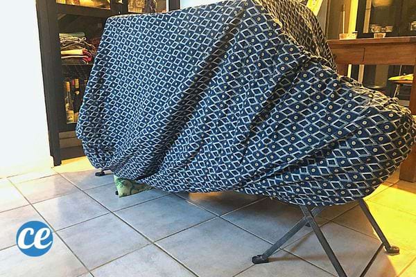 Un long drap étendue sur plusieurs chaises 