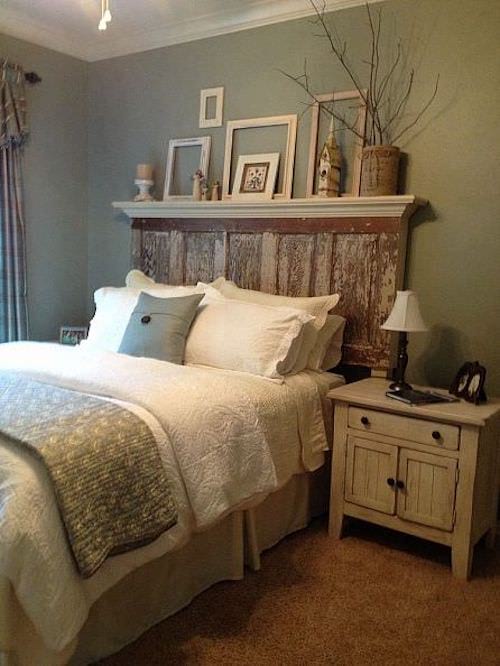 Un lit avec une décoration ancienne tout autour