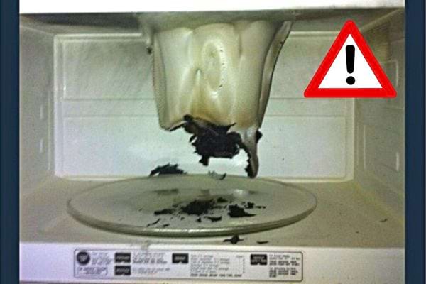 L'intérieur blanc d'un micro-ondes brûlé et endommagé