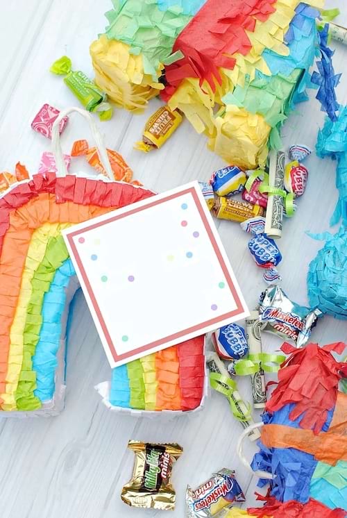 Une mini piñata avec dollars et des bonbons 