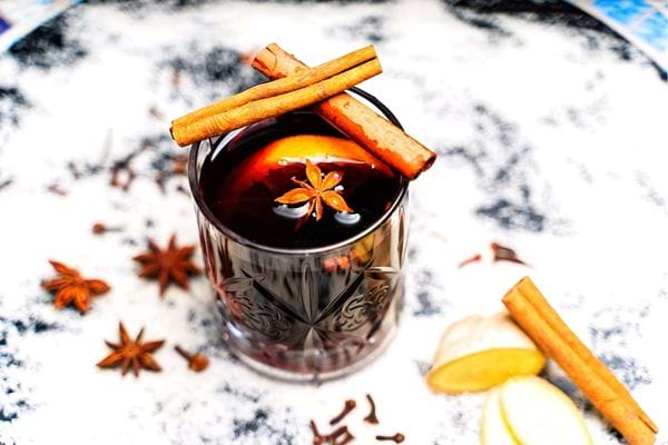 Un verre avec de l'eau avec des morceaux de cannelle 