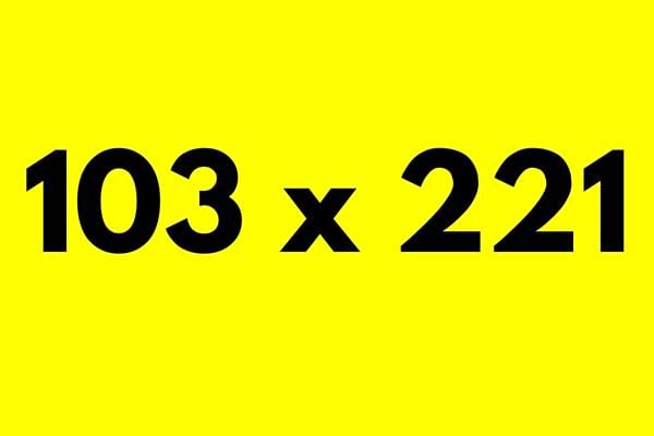Deux nombres qui font une multiplication sur un fond jaune