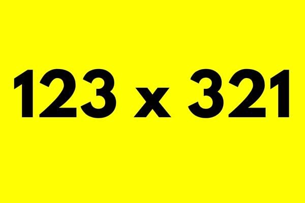 Deux nombres à trois chiffres qui font une multiplication sur un fond jaune