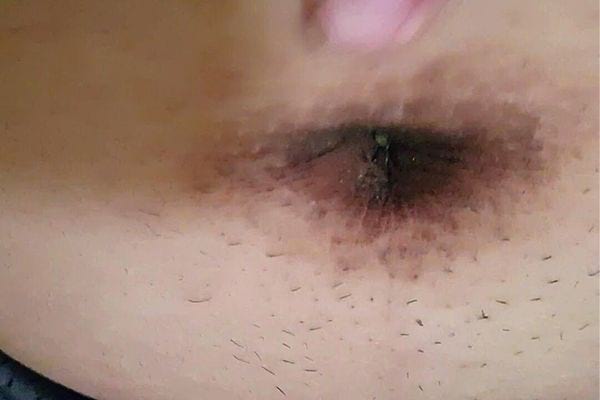 Le nombril d'une personne qui est tout noir 