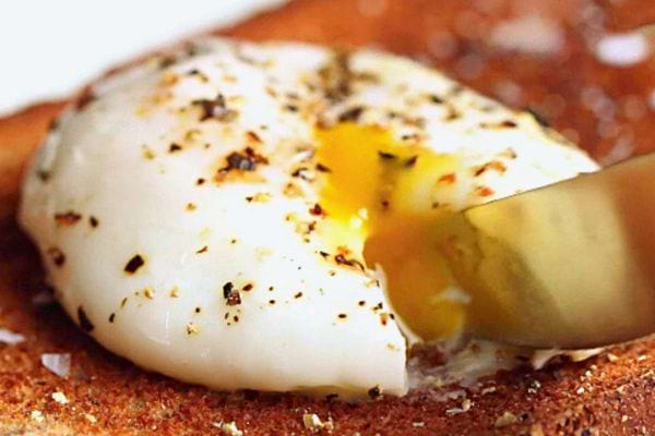 Un oeuf poché qui est découpé en deux