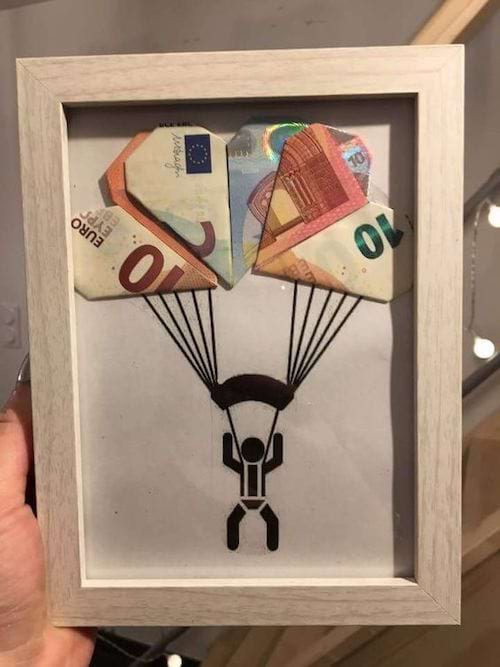 Des billets en origami qui sont faits en forme de parachute 