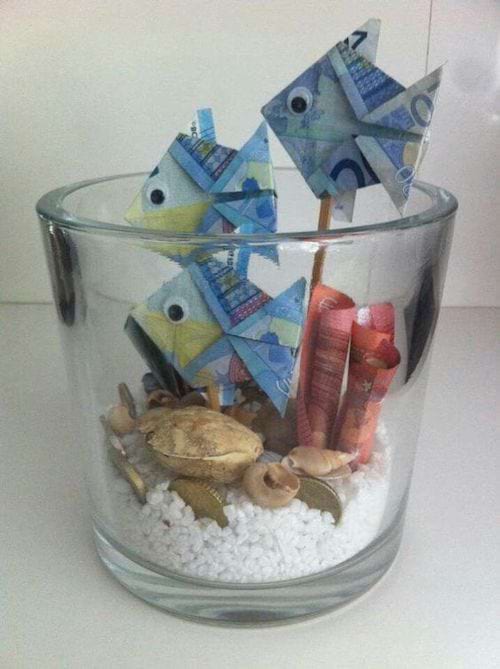 Des billets en origami de poisson dans un vase 