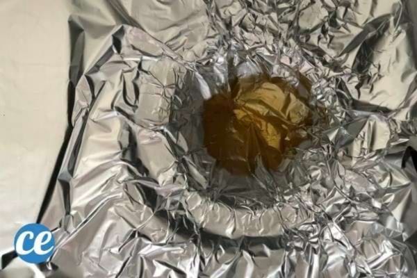 Du papier aluminium qui entoure un récipient avec de l'huile