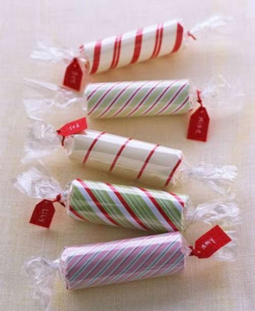 Plusieurs petits paquets de bonbons pas encore ouvert 