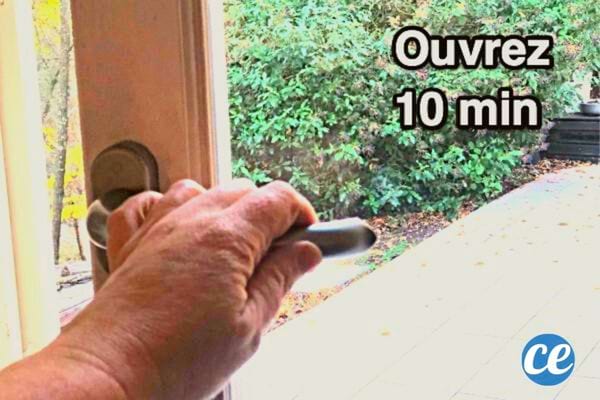 Une personne qui ouvre sa fenêtre 