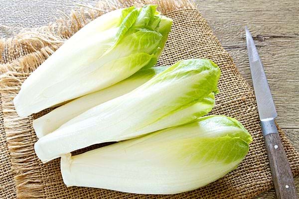 Plusieurs endives avec un couteau juste à côté