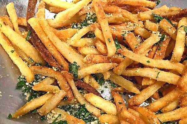 Plusieurs frites au parmesan dans un plat