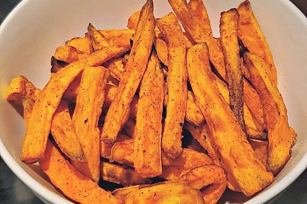 Plusieurs frites de patates douces dans un bol blanc 