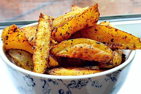 Plusieurs potatoes au paprika dans un petit bol blanc 