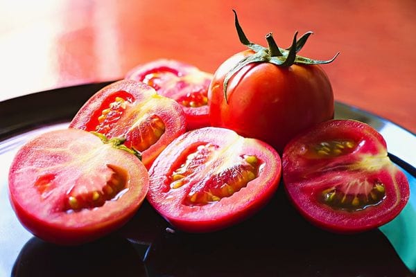 Plusieurs tomates qui sont découpées en deux parties