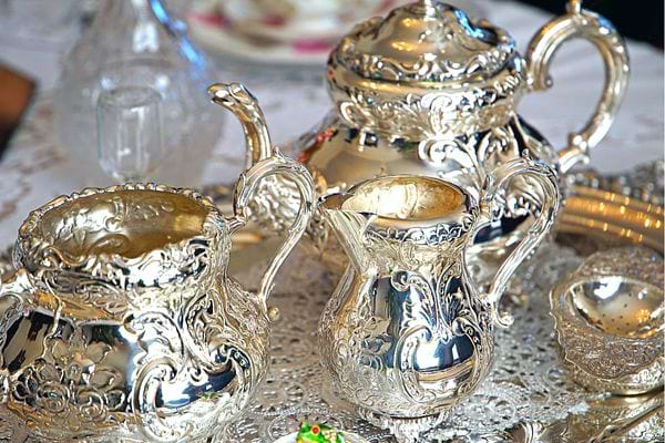 Plusieurs théière de différentes tailles en argent