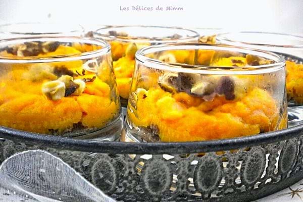 Diversi bicchieri di parmentier d'anatra confit con patate dolci in bicchieri