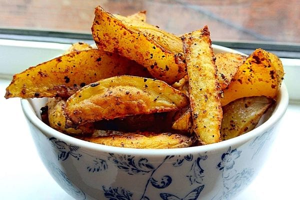 Plusieurs potatoes dans un bol blanc 