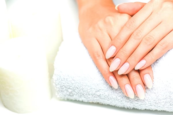 main manucurée sur une serviette blanche