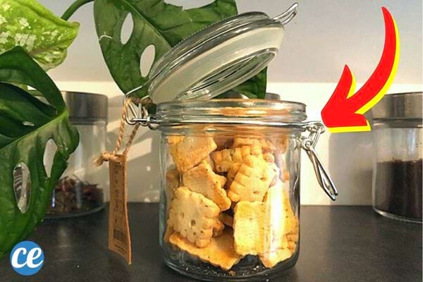 Plusieurs sablés qui sont dans un bocal en verre