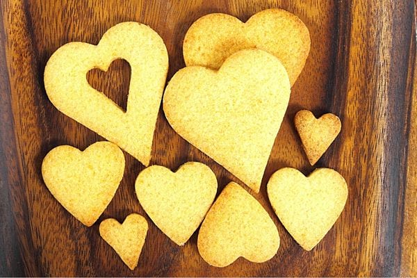 Plusieurs sablés en forme de coeur de différentes taille