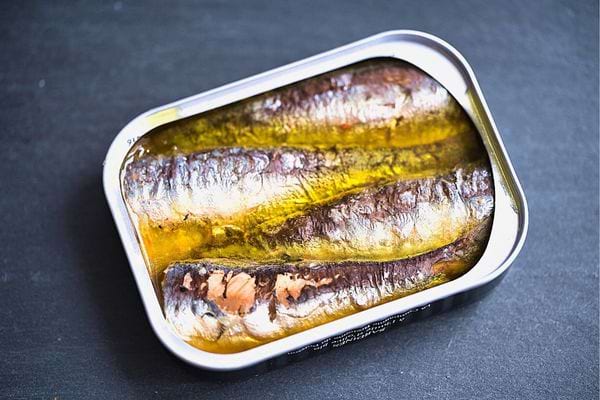 Des sardines dans une boîte de conserve avec sa sauce