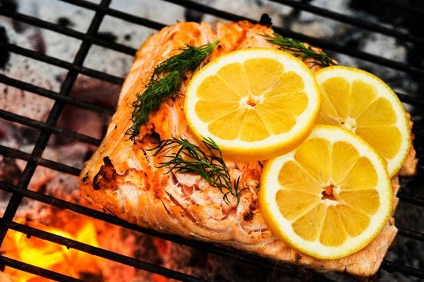 les chiens peuvent manger du poisson notamment du saumon grillé