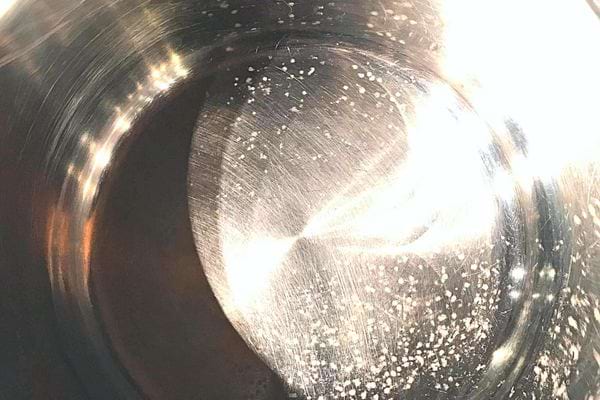 Des tâches blanches au fond d'une casserole en aluminium