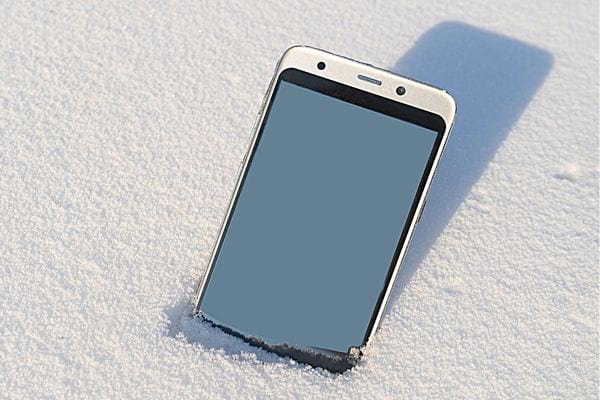 Un smartphone qui est dans la neige