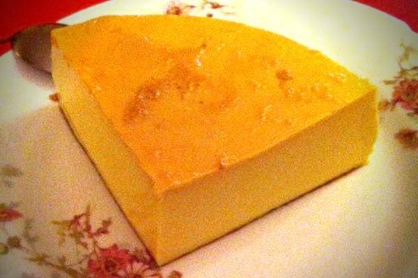 une parte de crème aux oeufs à déguster dans une assiette
